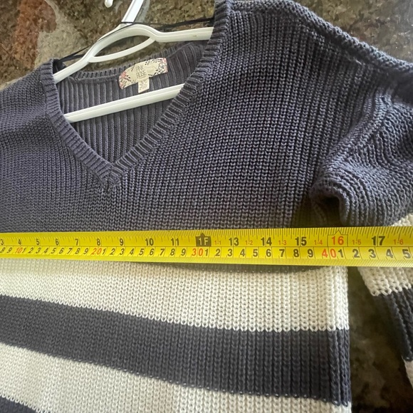 Pink Rose cropped sweater - Picture 6 of 6